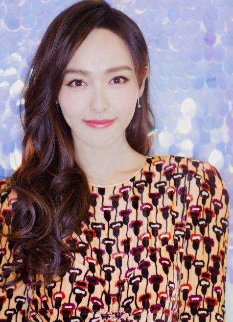 唐嫣资助女大学生,被夸人美心善?杨幂的粉丝忍