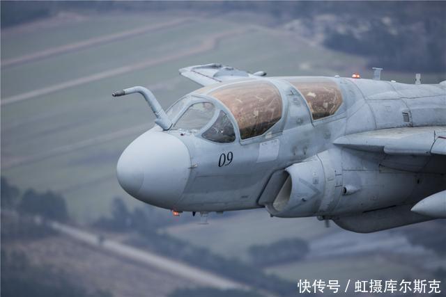 中国歼17舰载电子战飞机首飞,可掩护歼15突破