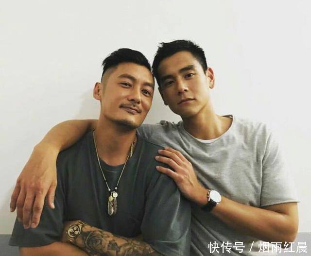 余文乐晒儿子满月照,脚趾头戏真多,获彭于晏周