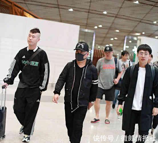 45岁郭德纲不住口罩,下巴早上表情包大全搞笑好猫咪图片遮现身双机场,于谦笑图片