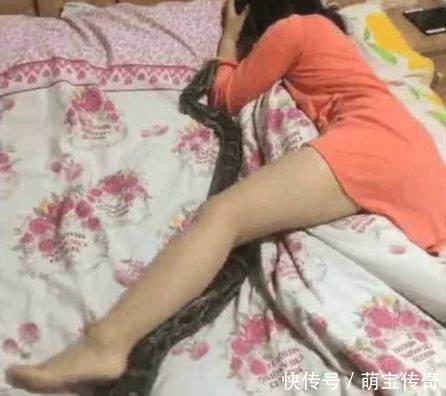 女子睡觉有东西爬上床，以为是老公将其抱住，下一秒女子被吓坏了