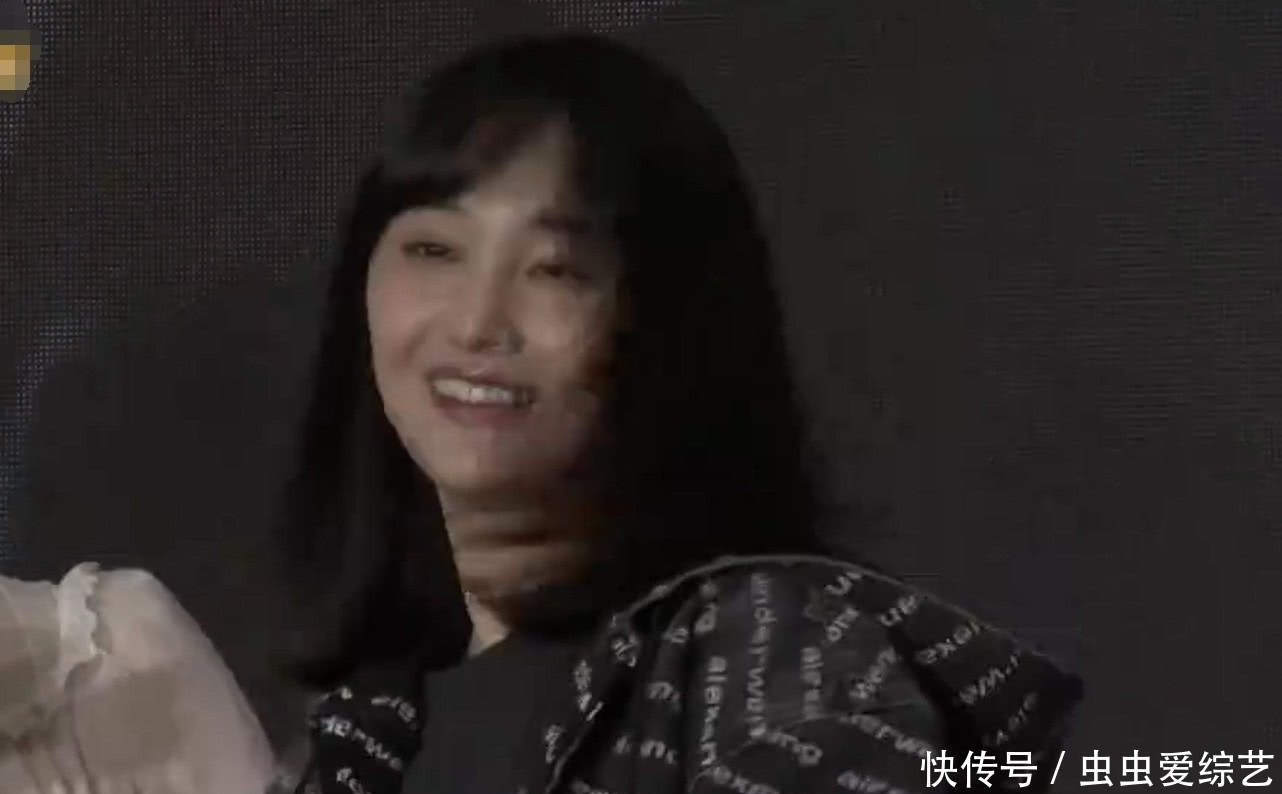 郑爽发布会抽自己嘴巴,有谁注意她最后的表情