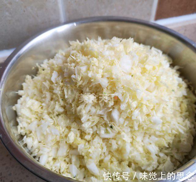 白菜猪肉水饺怎么调馅好吃?试试这样做,鲜香味