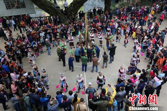 广西苗寨芦笙踩堂引游客围观