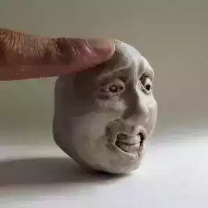 幽默笑话: 他经常在固定的单间上厕所, 有次无意