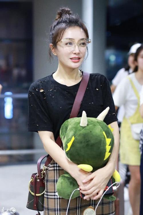 37岁秦岚现身上海机场,T恤配格子裙的她美丽动