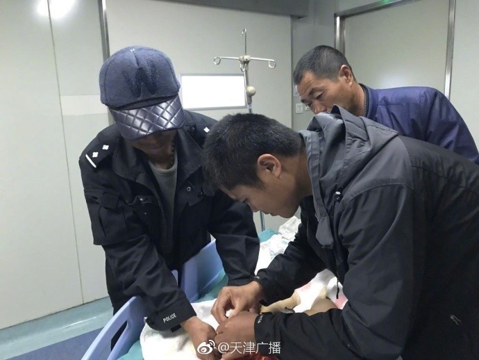 婴儿离世家人捐器官 医生向遗体鞠躬