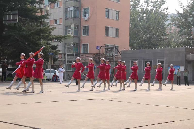 大学内的国旗班全部是由长腿妹子们组成的,比如中华女子学院国旗班