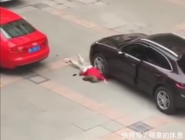 杭州女大学生拉男友保时捷车门阻止其离开,被