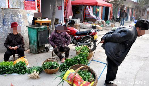 老人卖菜收了一张假币，小伙子好心帮他换掉，第二天上班乐了