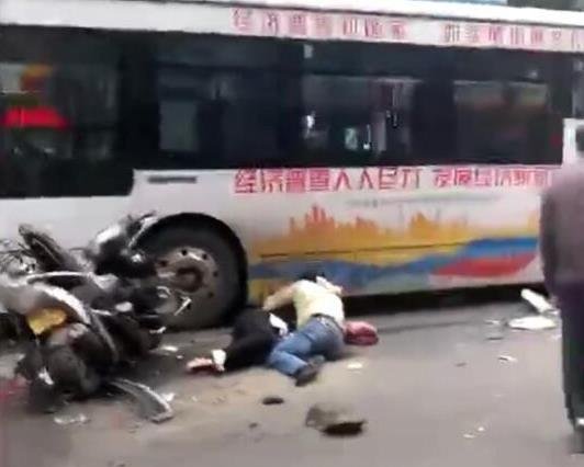 福建龙岩一公交车被歹徒持刀劫持 已造成5人死