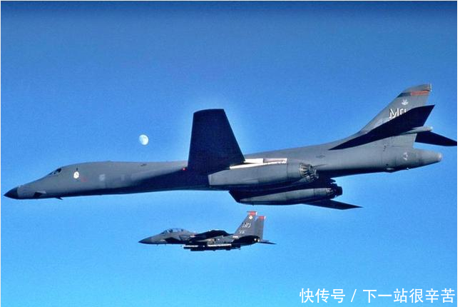 我军战机在南海上空6次警告美军机:这里是中国