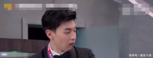 马思纯表演口吞拳头 边上的邓伦露出蜜汁表情