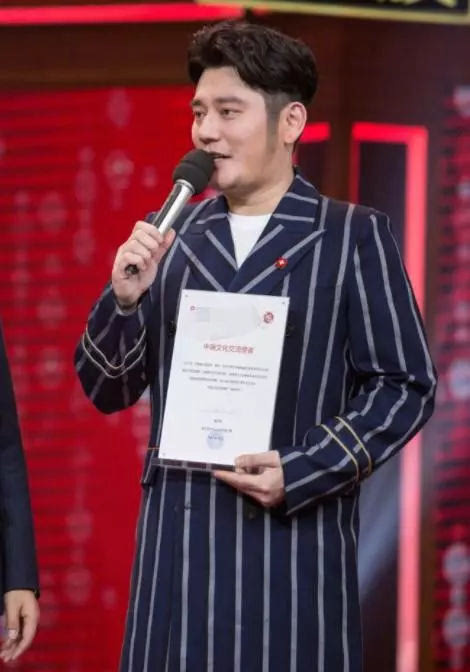 健身还没多久，钱枫就瘦出腹肌？仔细一看原来是画的