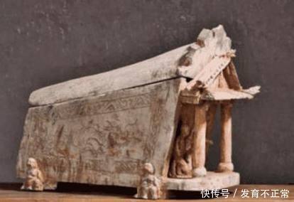 千年古墓里埋了一个小女孩,棺材上刻了4个字,专家看后吓出冷汗