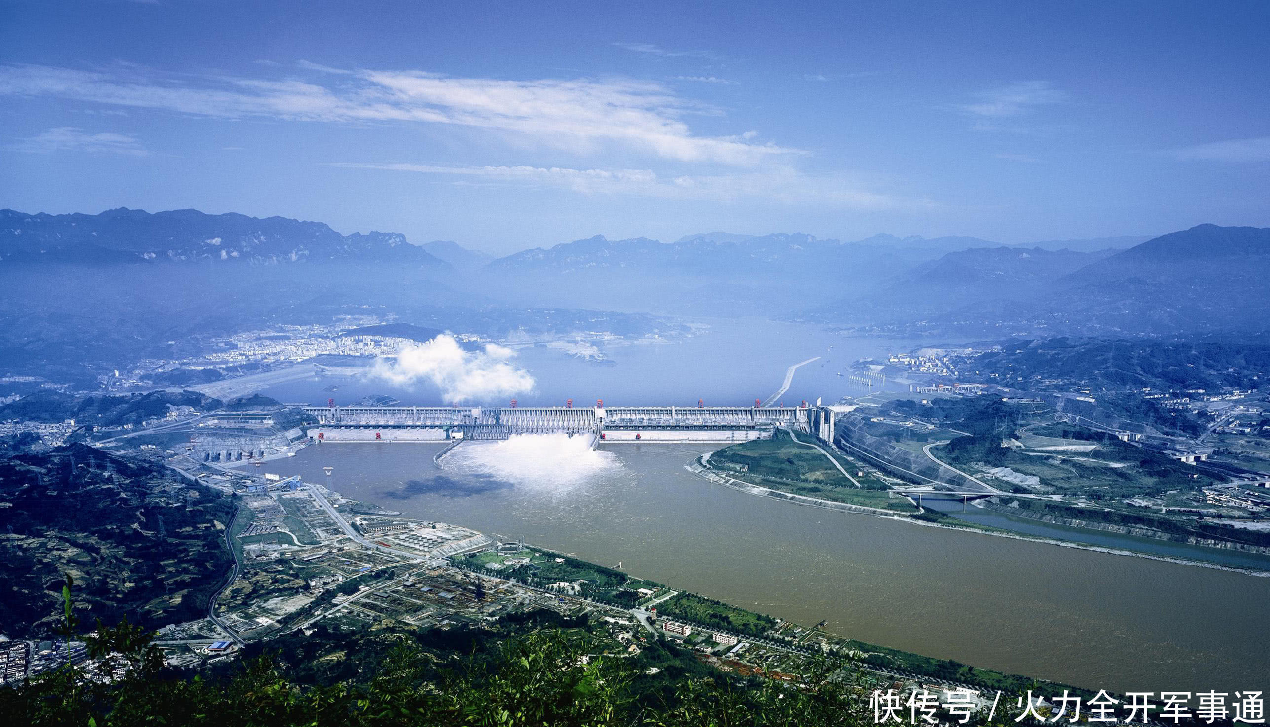 三峡大坝开闸泄洪时，水为何要喷向天空?看完真是大开眼界!