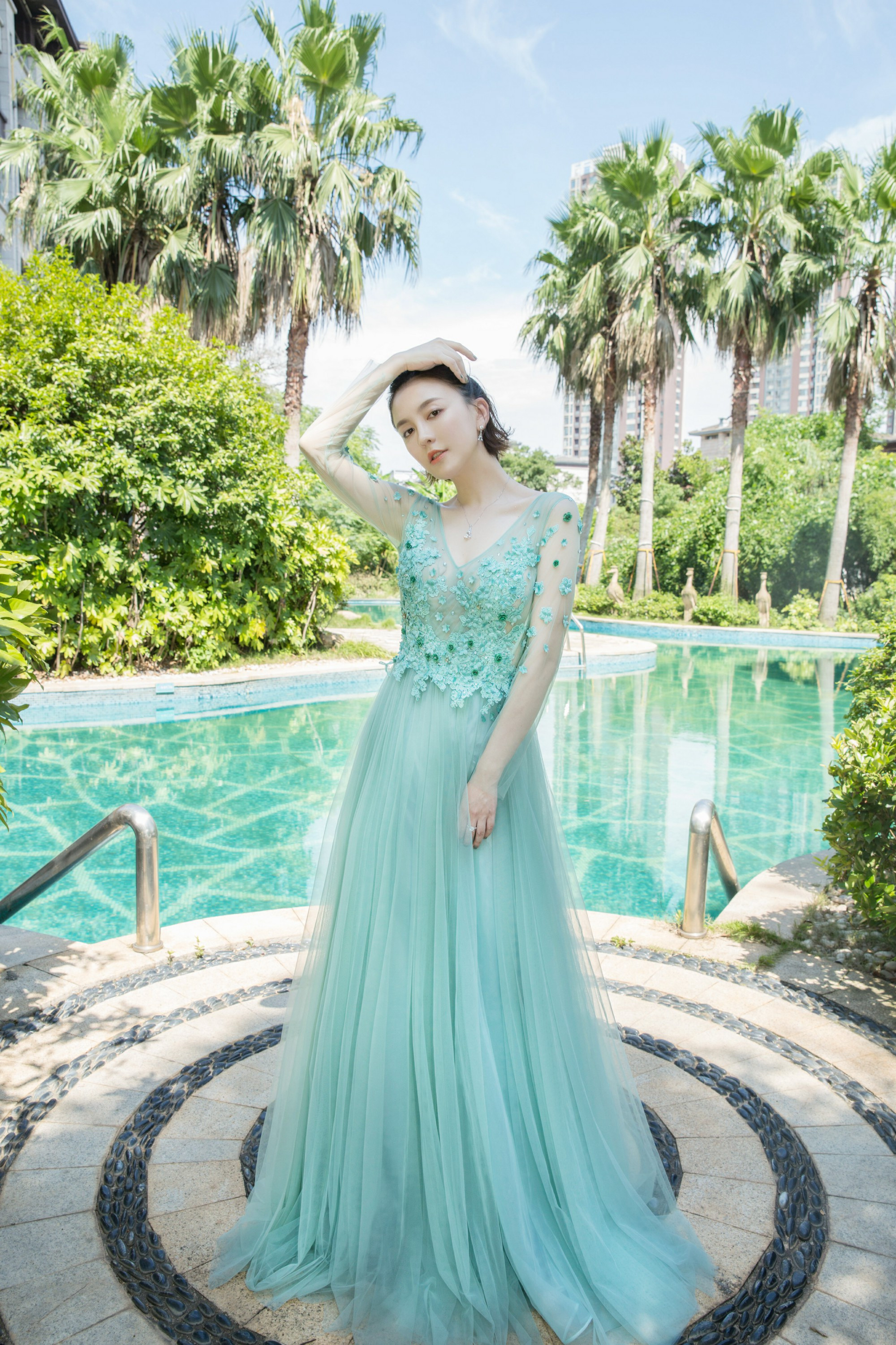 美到我了！吕佳容水心礼服大片 一抹淡绿仙气盎然