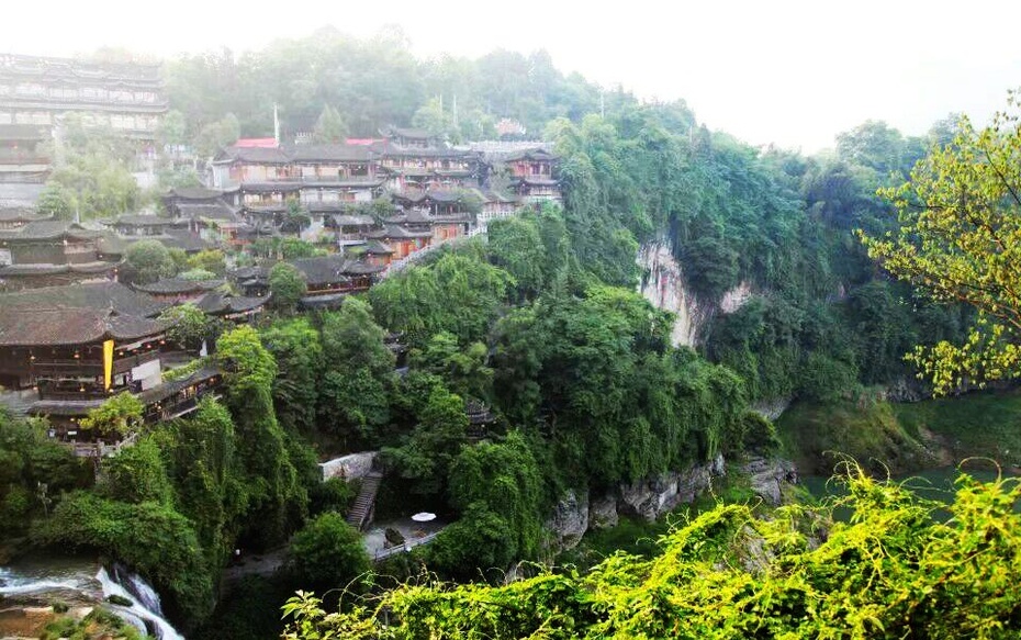 一部电影《芙蓉镇》,湘西小镇土鸡变凤凰