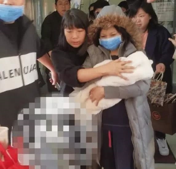 赵丽颖产后出院,冯绍峰全程用身体护送,撒红包