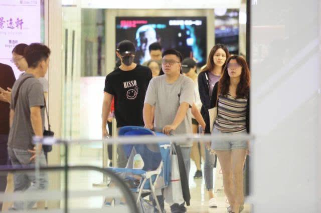 林峯懒理前女友吴千语公开新恋爱, 与女友逛街一路有说有笑很幸福