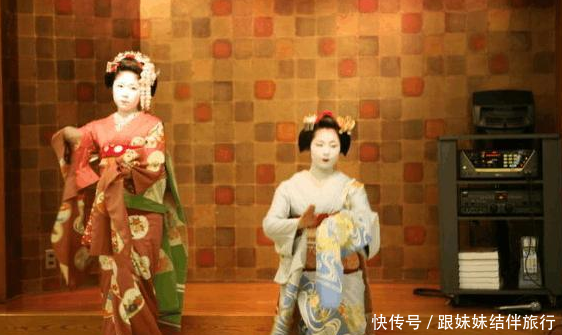 最尴尬中国男游客,日本餐厅吃饭,脱完鞋被隆重
