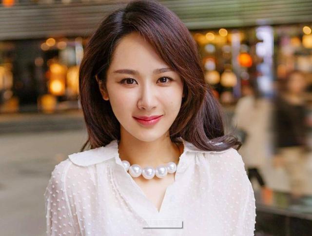 杨紫啃羊腿完全不顾形象,穿高跟鞋走路摔倒,包