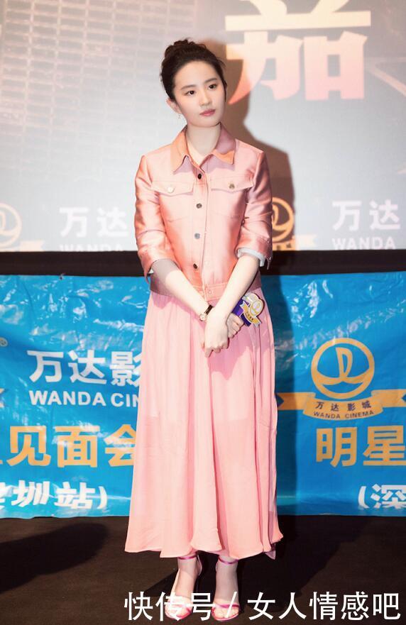 西班牙王后真 酷 !一袭皮夹克搭喇叭裤现身,黑