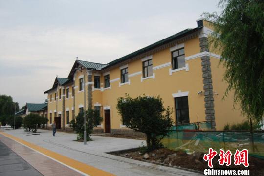 百年老站里的\"讲解员\" 退休前站好最后一班岗