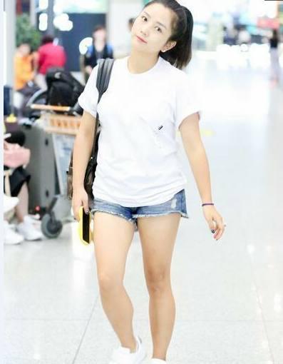 何洁穿短裤现出大粗腿,网友:就喜欢这样真实的