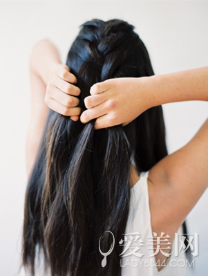 长卷发<em>发型扎法</em>慵懒编发唯美动人_360问答