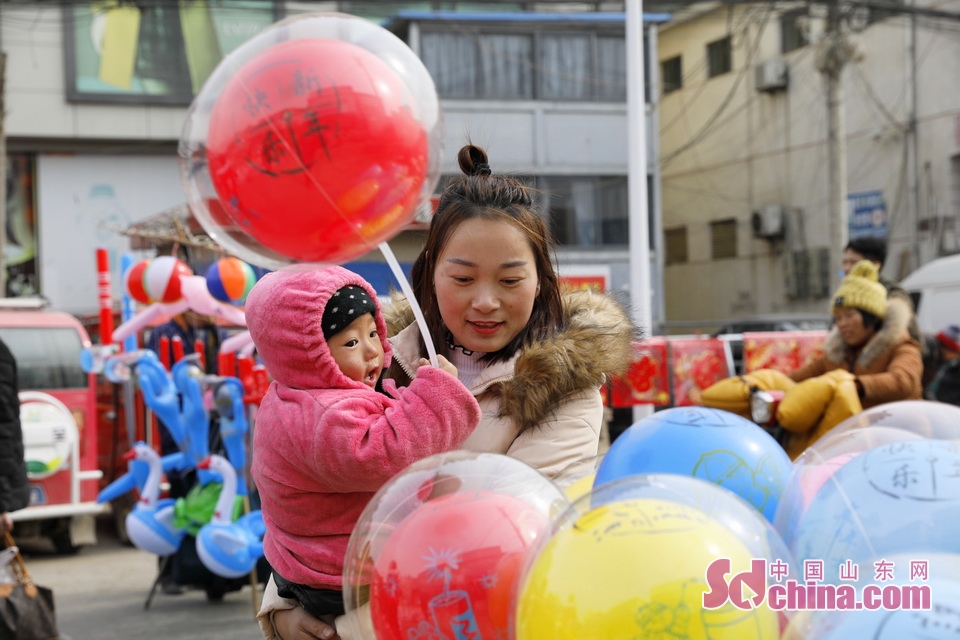 临沂小镇万人过年赶大集 外地人淘实惠当地人赶心情