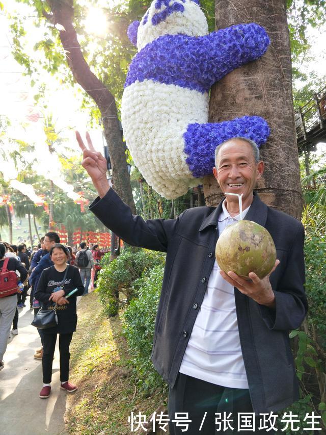 在万米高空，父亲对我说：“飞机翅膀下边下了厚厚的一层雪！”