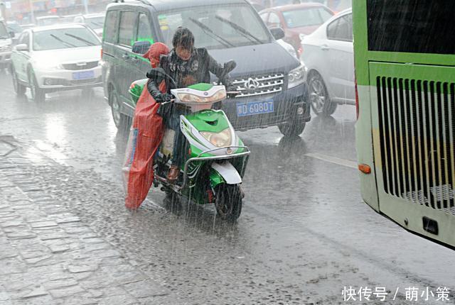 暴雨中爸爸妈妈奋不顾身护着孩子,顺着脸颊流