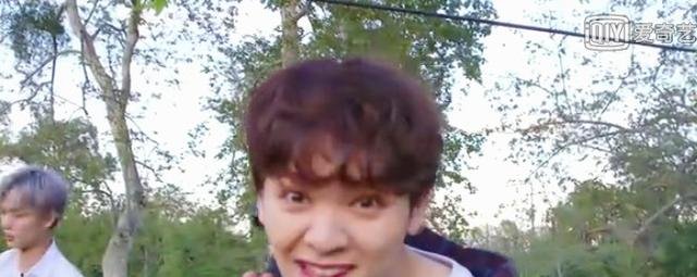 尤长靖嫌弃陈立农拍照太普通,陈立农说了2个字