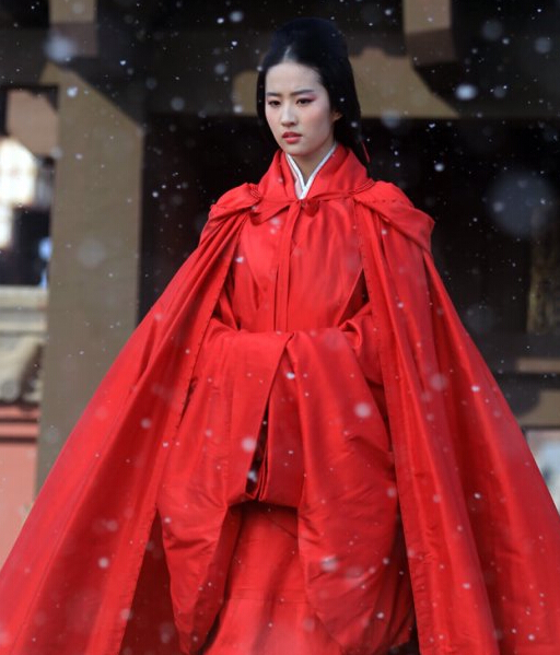 刘亦菲在剧中饰演的穿着古装红衣打着伞的图片