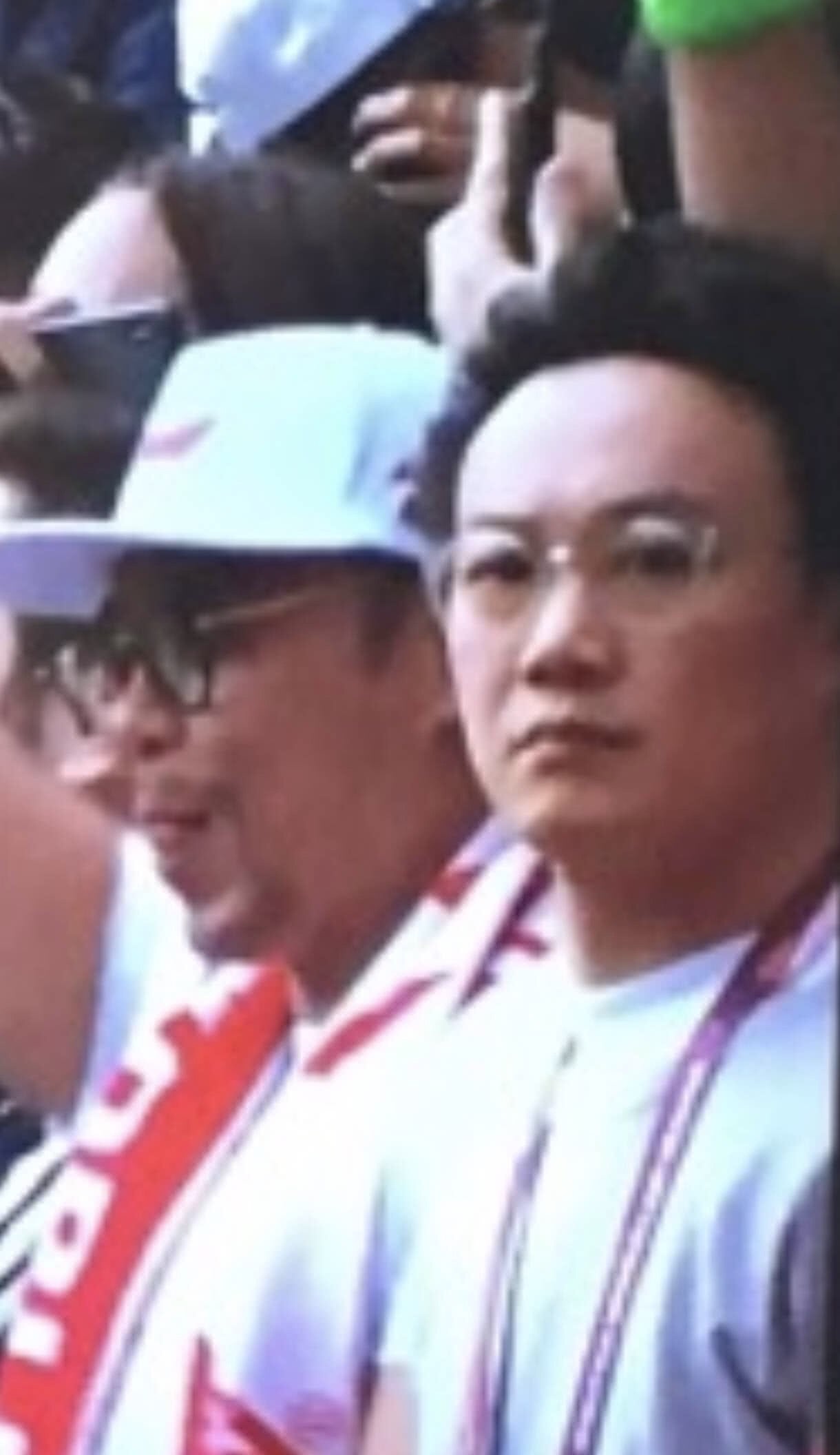 陈奕迅表情冷漠惊现世界杯开幕式观众席,吴秀