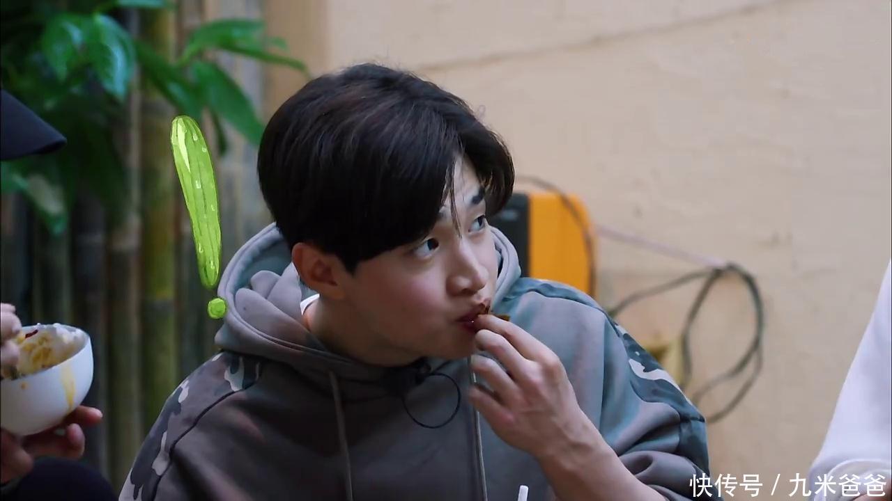 冒着鼻涕泡,嘴角沾着饭粒,为烧火脸都烤红了,这