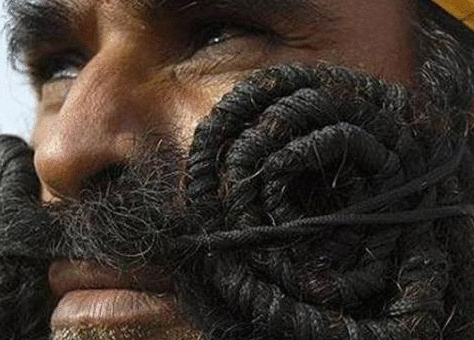 印度男子50年不刮胡须, 长度可绕脖子十几圈