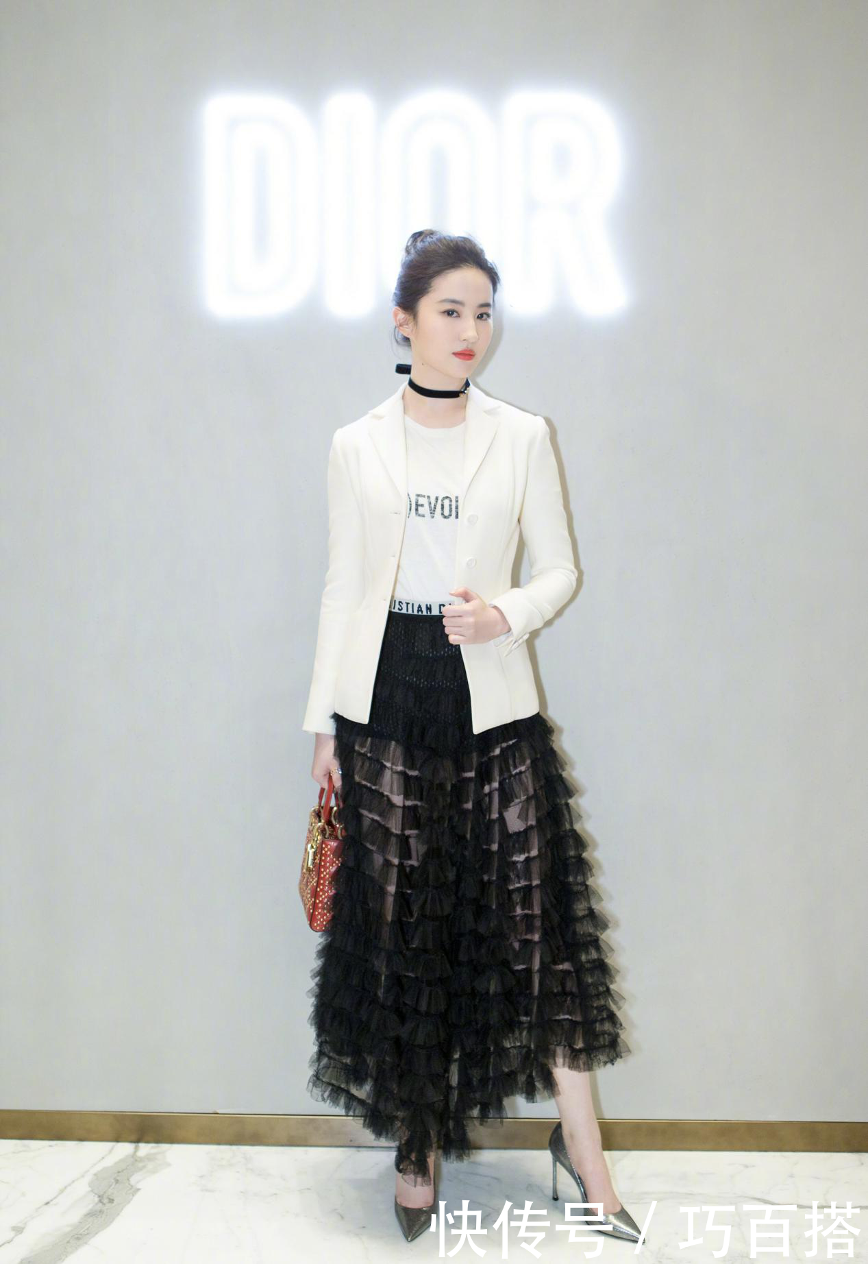 31岁刘亦菲晒泰国出游照,休闲穿搭青春感十足