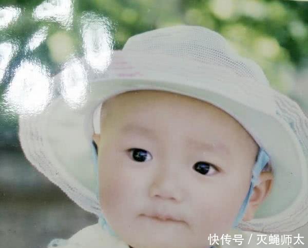 张馨予老公何捷童年照被扒, 站在街上扭秧歌, 表