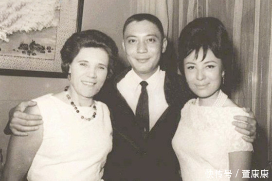 蒋介石孙子被抓进警察局,他指着墙上物品说了