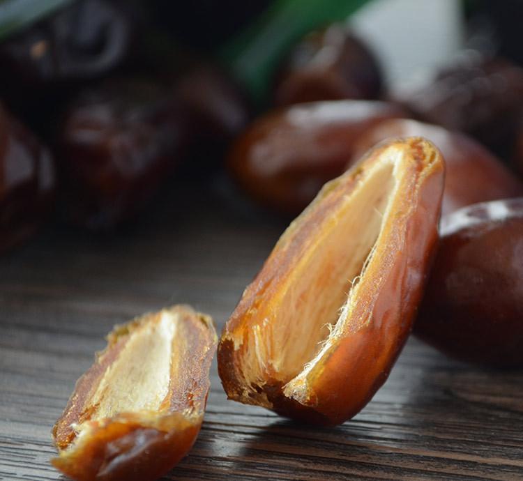 这种果树一棵能结几千枚果实,树龄长达百年,果