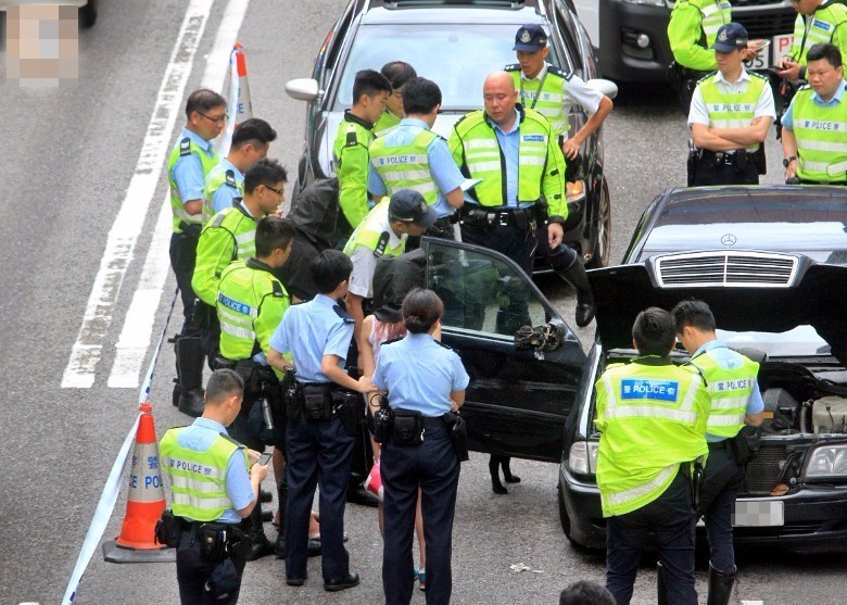 香港:豪車狂飆14公里連撞3車 街頭爆發(fā)追逐戰(zhàn)