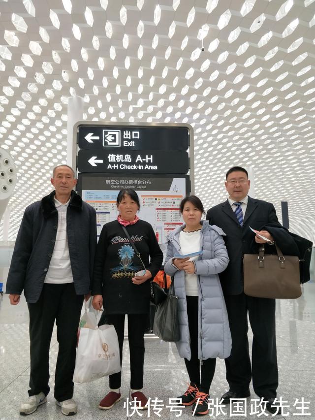 在万米高空，父亲对我说：“飞机翅膀下边下了厚厚的一层雪！”