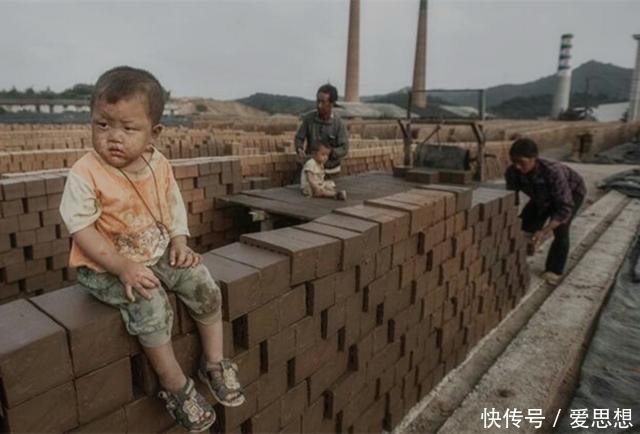 得子还是双胞胎,却为了生计只能背着孩子去搬砖