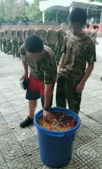 军训学生们倒掉食物太多,教官罚学生们从泔水