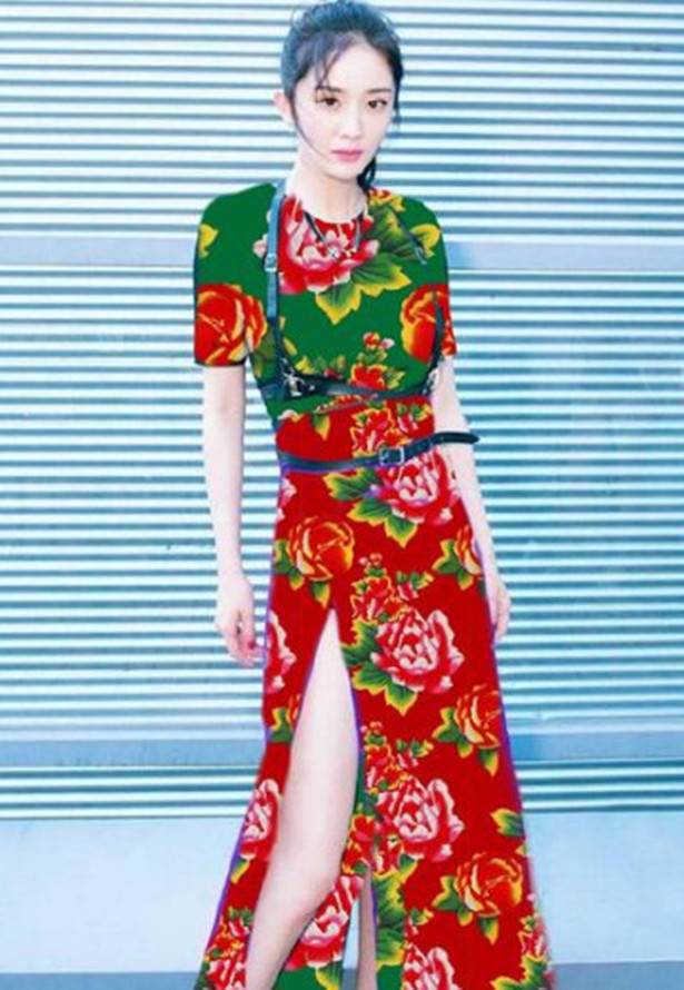 明星挑战东北大花布,摆拍动作男帅女靓,但却