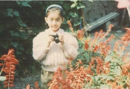 某网友扒出江疏影小时候照片,儿时的文艺,真是