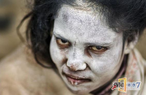 印度食人僧揭秘:生吃死人肉 用死人头骨接水喝