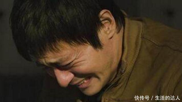 妻子在厂里当秘书,回家总不愿脱鞋,偶然看到她袜子,丈夫傻了眼